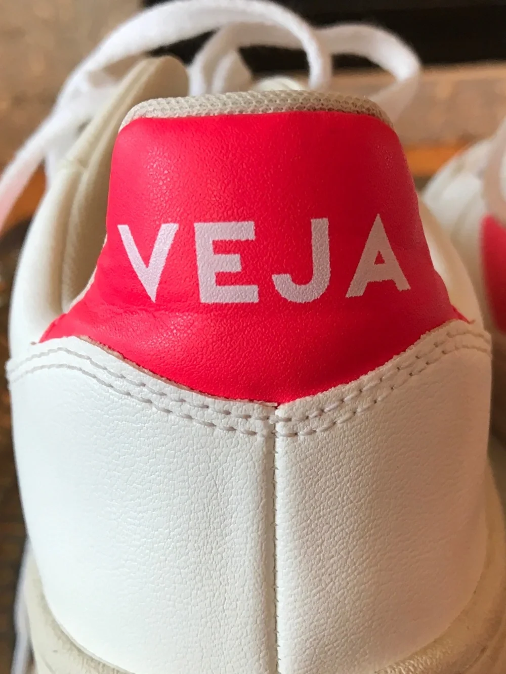 VEJA V-10 CWL VEGAN WHITE ROSE FLUO  LOW TOP SNEAKERS